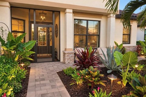 House in LORRAINE LAKES in Bradenton, Florida 4 bedrooms, 305.18 sq.m. № 2391007 - photo 15
