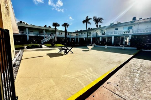 Condo in New Port Richey, Florida, 1 bedroom № 2098287 - photo 29
