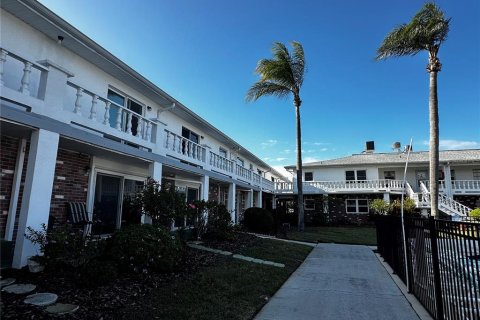 Condo in New Port Richey, Florida, 1 bedroom № 2098287 - photo 26