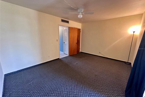 Condo in New Port Richey, Florida, 1 bedroom № 2098287 - photo 10