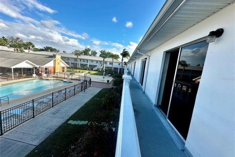 Condo in New Port Richey, Florida, 1 bedroom № 2098287 - photo 4