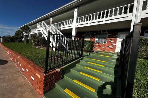Condo in New Port Richey, Florida, 1 bedroom № 2098287 - photo 22