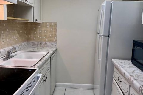 Condo in New Port Richey, Florida, 1 bedroom № 2098287 - photo 9