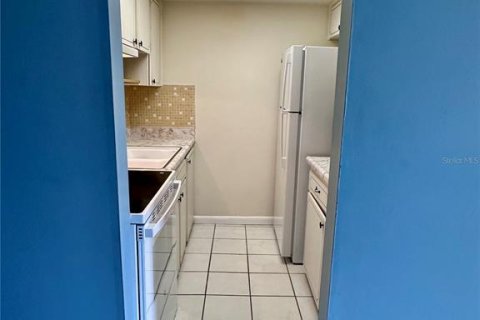 Condo in New Port Richey, Florida, 1 bedroom № 2098287 - photo 8