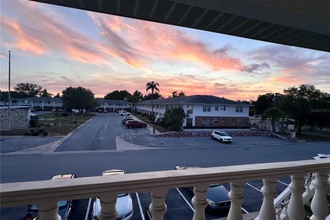 Condo in New Port Richey, Florida, 1 bedroom № 2098287 - photo 30