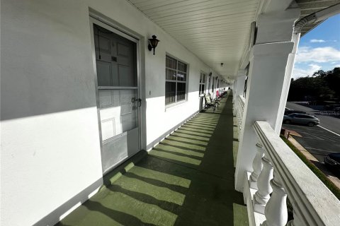 Condo in New Port Richey, Florida, 1 bedroom № 2098287 - photo 23