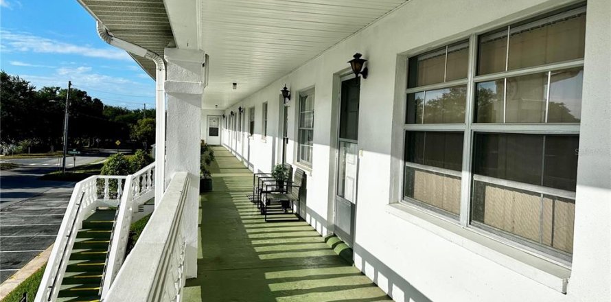 Condo in New Port Richey, Florida, 1 bedroom № 2098287