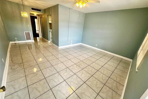 Condo in New Port Richey, Florida, 1 bedroom № 2098287 - photo 5