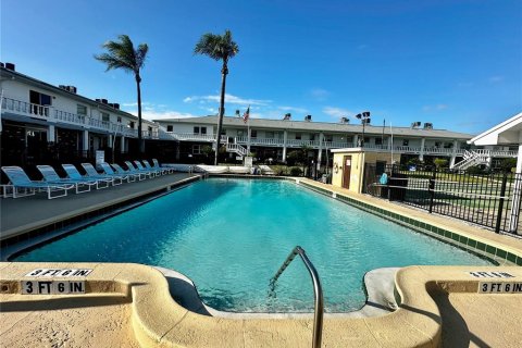 Condo in New Port Richey, Florida, 1 bedroom № 2098287 - photo 2