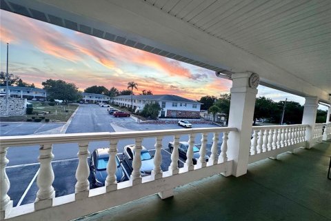 Condo in New Port Richey, Florida, 1 bedroom № 2098287 - photo 3