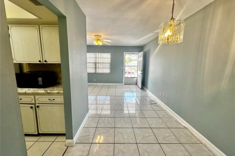 Condo in New Port Richey, Florida, 1 bedroom № 2098287 - photo 6