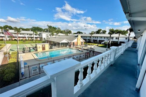 Condo in New Port Richey, Florida, 1 bedroom № 2098287 - photo 17