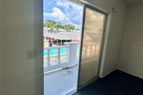 Condo in New Port Richey, Florida, 1 bedroom № 2098287 - photo 15
