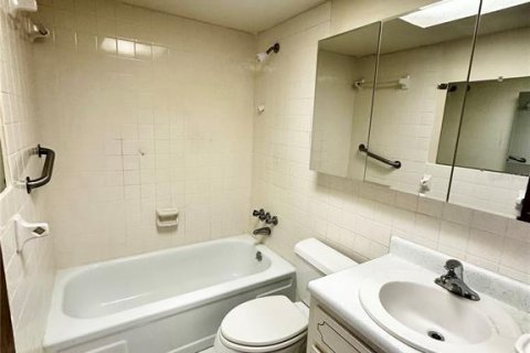 Condo in New Port Richey, Florida, 1 bedroom № 2098287 - photo 12