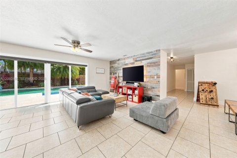 Casa en venta en Miami, Florida, 4 dormitorios, 229.56 m2 № 2382712 - foto 29