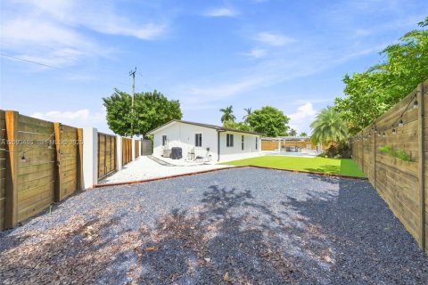 Casa en venta en Miami, Florida, 4 dormitorios, 229.56 m2 № 2382712 - foto 25