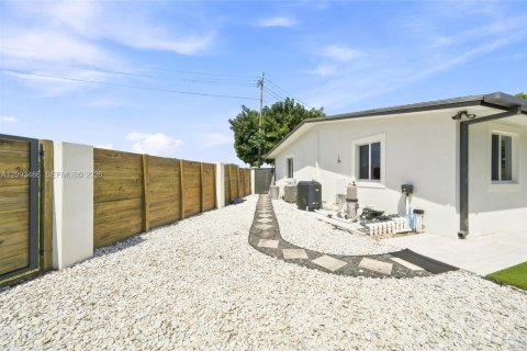 Casa en venta en Miami, Florida, 4 dormitorios, 229.56 m2 № 2382712 - foto 24