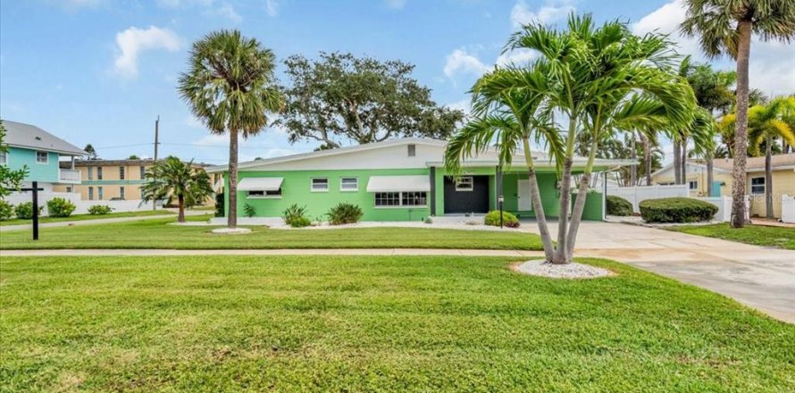 House in Gulfport, Florida 3 bedrooms, 144.18 sq.m. № 2167666