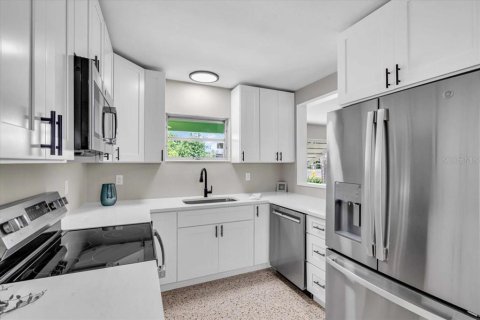 House in Gulfport, Florida 3 bedrooms, 144.18 sq.m. № 2167666 - photo 8
