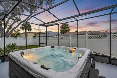 House in Gulfport, Florida 3 bedrooms, 144.18 sq.m. № 2167666 - photo 2