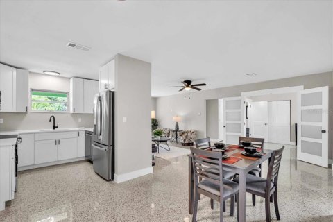 House in Gulfport, Florida 3 bedrooms, 144.18 sq.m. № 2167666 - photo 7