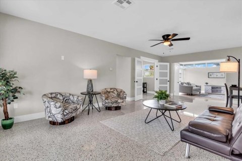 House in Gulfport, Florida 3 bedrooms, 144.18 sq.m. № 2167666 - photo 6