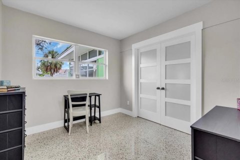 House in Gulfport, Florida 3 bedrooms, 144.18 sq.m. № 2167666 - photo 14