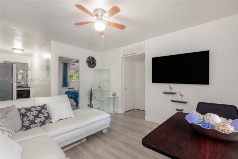 Copropriété à vendre à Hollywood, Floride: 1 chambre, 46.45 m2 № 2013556 - photo 2