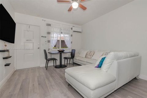 Copropriété à vendre à Hollywood, Floride: 1 chambre, 46.45 m2 № 2013556 - photo 3