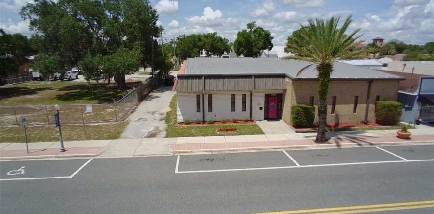 Commercial property in Auburndale, Florida 466.18 sq.m. № 2110110