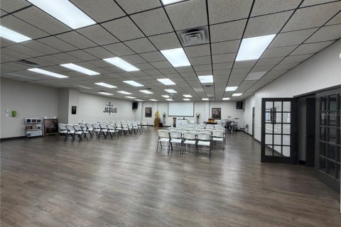 Commercial property in Auburndale, Florida 466.18 sq.m. № 2110110 - photo 2