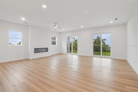 House in Tarpon Springs, Florida 5 bedrooms, 307.51 sq.m. № 2200245 - photo 16