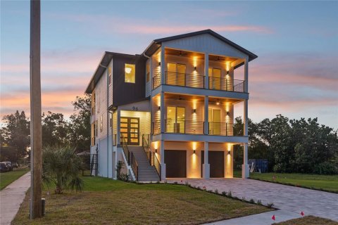 House in Tarpon Springs, Florida 5 bedrooms, 307.51 sq.m. № 2200245