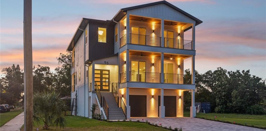 House in Tarpon Springs, Florida 5 bedrooms, 307.51 sq.m. № 2200245