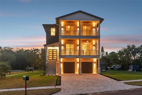 House in Tarpon Springs, Florida 5 bedrooms, 307.51 sq.m. № 2200245 - photo 2