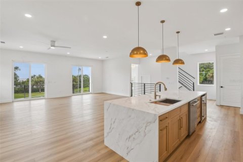 House in Tarpon Springs, Florida 5 bedrooms, 307.51 sq.m. № 2200245 - photo 18