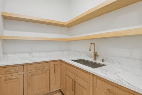 House in Tarpon Springs, Florida 5 bedrooms, 307.51 sq.m. № 2200245 - photo 25