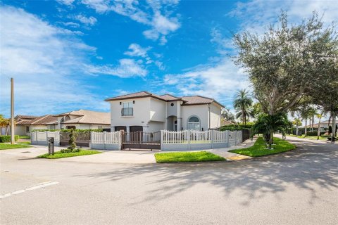 House in Miami, Florida 4 bedrooms, 225.29 sq.m. № 2128203 - photo 2