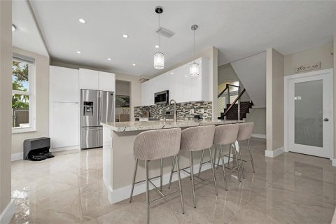 House in Miami, Florida 4 bedrooms, 225.29 sq.m. № 2128203 - photo 14