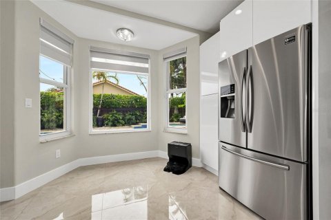 House in Miami, Florida 4 bedrooms, 225.29 sq.m. № 2128203 - photo 13