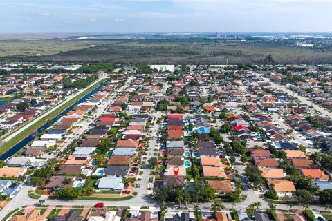 House in Miami, Florida 4 bedrooms, 225.29 sq.m. № 2128203 - photo 23