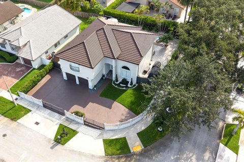 House in Miami, Florida 4 bedrooms, 225.29 sq.m. № 2128203 - photo 18