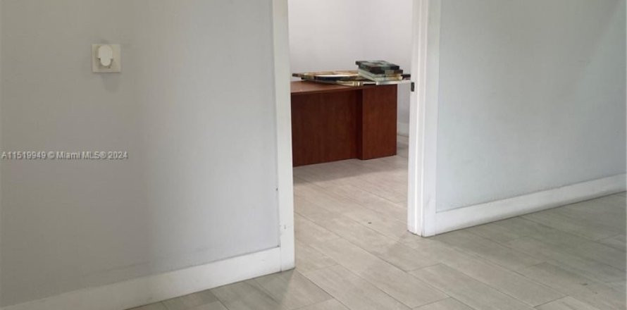 Commercial property in Hialeah, Florida № 965912