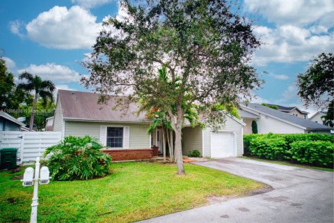 Casa en venta en Miami, Florida, 3 dormitorios, 145.58 m2 № 1947669 - foto 2