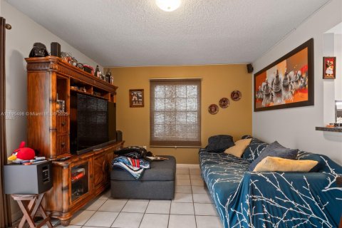 Casa en venta en Miami, Florida, 3 dormitorios, 145.58 m2 № 1947669 - foto 10