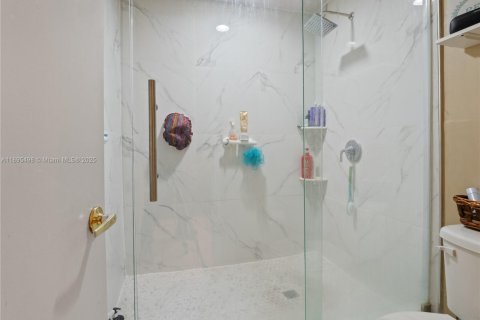 Casa en venta en Miami, Florida, 3 dormitorios, 145.58 m2 № 1947669 - foto 21