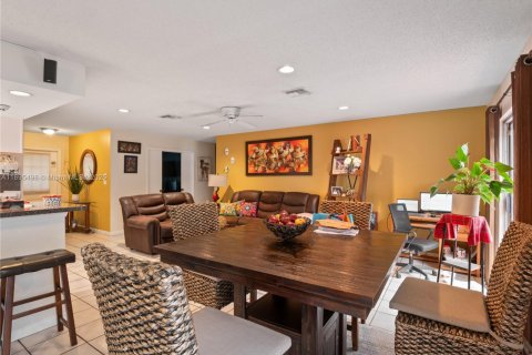 Casa en venta en Miami, Florida, 3 dormitorios, 145.58 m2 № 1947669 - foto 13