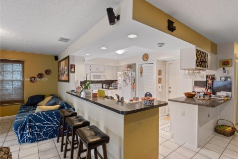 Casa en venta en Miami, Florida, 3 dormitorios, 145.58 m2 № 1947669 - foto 9