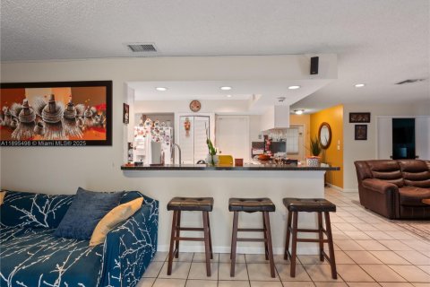 Casa en venta en Miami, Florida, 3 dormitorios, 145.58 m2 № 1947669 - foto 11