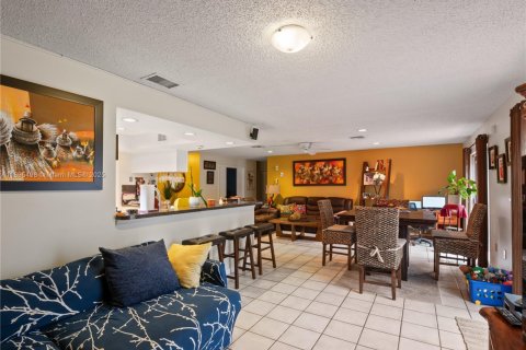 Casa en venta en Miami, Florida, 3 dormitorios, 145.58 m2 № 1947669 - foto 12